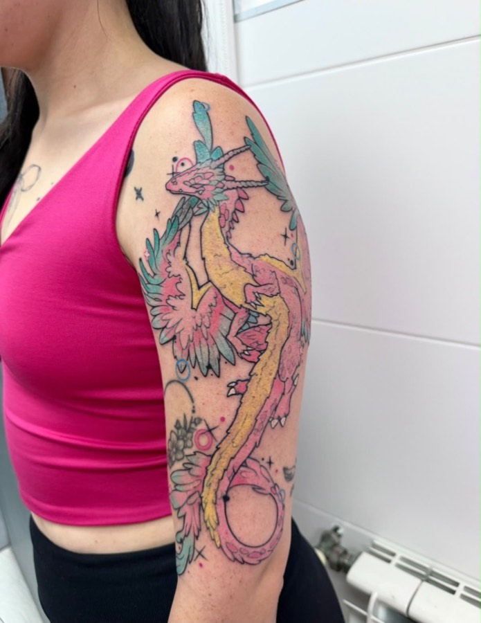 Tatuaje de dragón en tonos pastel rosa y turquesa
